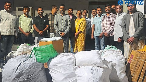 Prohibited Gutkha seized from Khodenagar area. Along with Assistant Commissioner of City Crime Branch Sandeep Mitke and Anti-Narcotics Squad.