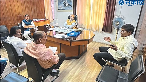 Uddhav Nimse, Sameer Kamble, etc., who staged a strike on Thursday to get back the deposits stuck in the district bank of banks and credit institutions.