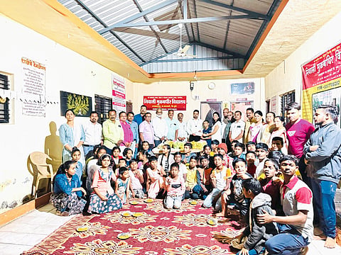 शिक्षणाधिकारी गवळी यांचा दिव्यांग शाळेत वाढदिवस साजरा