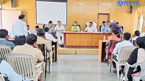 पंचायत समितीत आढावा बैठक 