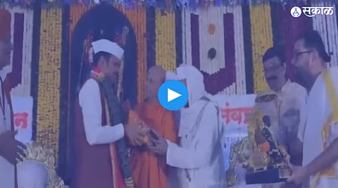Devendra Fadnavis Video: जिरेटोप घालण्यास फडणवीसांचा नम्रपणे नकार, अमोल कोल्हेंनी मानले आभार
