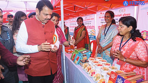 Chief Minister Fadnavis : मुख्यमंत्री फडणवीस यांना साताऱ्याच्या बासुंदी चहाची भुरळ; नायगावातील प्रदर्शनात घेतला आस्वाद 