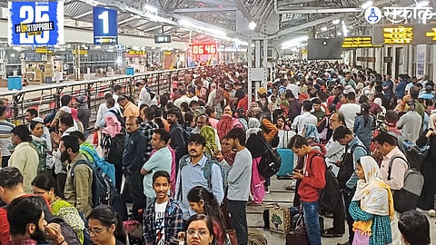 Hutatma Express passengers waiting at Solapur railway station as the train is delayed by 1.5 hours, causing frustration and overcrowding.