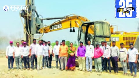 Work on the Wingla solar energy project comes to a halt, delaying renewable energy initiatives in Maharashtra.