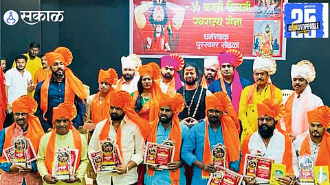 Kalicharan Maharaj speaking at the Dharma Rakshak Award ceremony, stressing the need for religious education for Hindus.