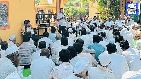Ajit Kale urges farmers to join the protest against the government’s handling of the farm loan crisis and the revenue commissioner."