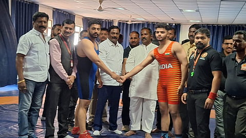 स्पर्धेसाठी महाराष्ट्र केसरी गोरख सरक व प्रमुख मान्यवर उपस्थित.