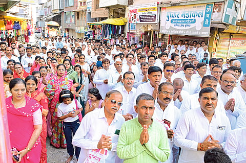 शिरूर नगरी मिरवणुकीने ‘महावीरमय’