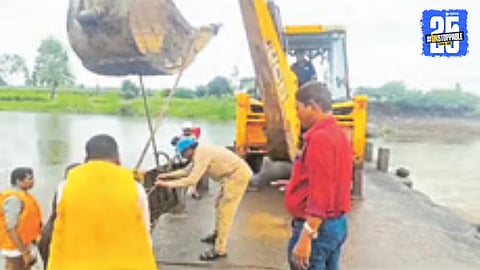 Municipal officials removing barges from Shinganapur land as part of anti-encroachment drive