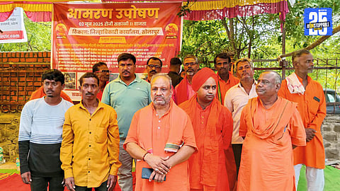 MLA Deshmukh interacting with Hindu community members at the hunger strike site; Nitesh Rane expected to visit.