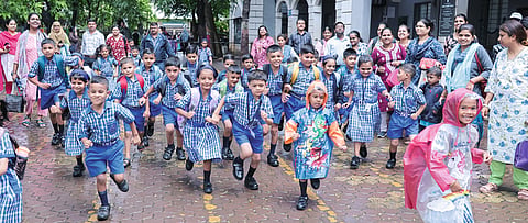 पुन्हा वाजली घंटा, अन्‌ गजबजल्या शाळा!