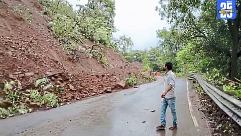 Debris from the landslide blocks the Ambenali Ghat road, disrupting Mahabaleshwar–Poladpur traffic for several days.