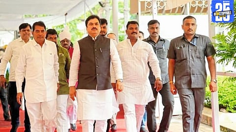 Ram Shinde interacting with Karjat Market Committee officials; assures full support for farmer-friendly initiatives.