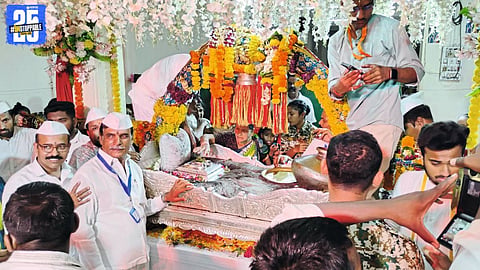 Mauli’s palkhi arrives in Phaltan for overnight halt; emotional scenes as devotees gather for aarti.