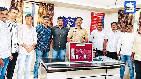 Shahupuri Police team with the recovered gold ornaments after arresting the woman involved in house burglary.