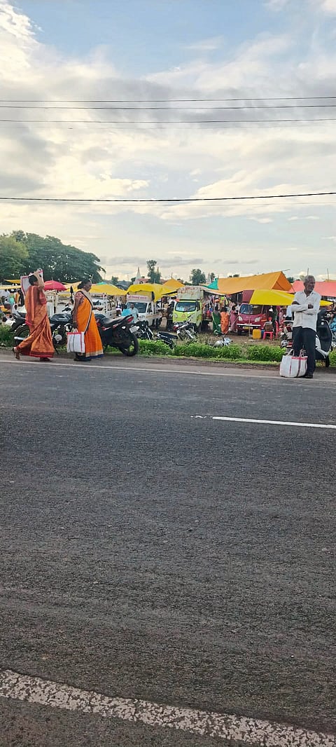 बाजार ओटे वापराअभावी धूळ खात