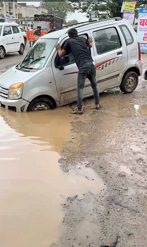 चाकण मार्गावर वाहने खचण्याचे प्रमाण वाढले