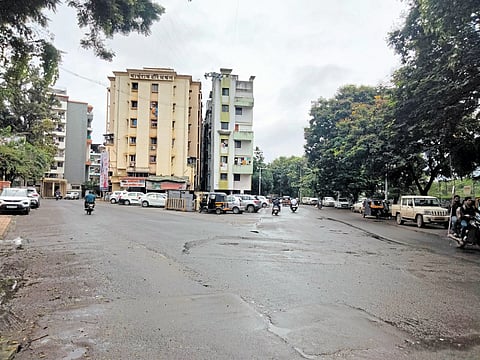 ‘पवना नदी किनारी रस्त्यावर गतिरोधक बसवा’