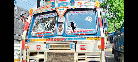 उल्हासनगरात नशेखोरांकडून १२ चारचाकी वाहनांची तोडफोड