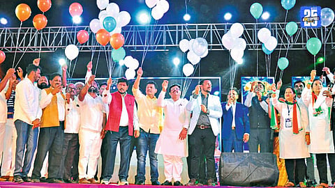 1600 artists recite the Indian Constitution Preamble in 20 languages at Kolhapur’s Dasara Chowk."