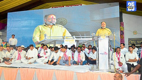 MLA Vinay Kore addressing the state-level Janasurajya convention in Miraj, declaring alliance with Mahayuti for local bodies.