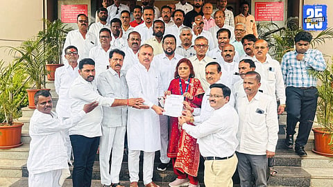 Karad Congress workers protest demanding arrest of BJP spokesperson over alleged threat to Rahul Gandhi.