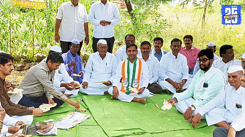 Congress supporters protest in Mangalvedha highlighting farmers’ demand for pre-Diwali excess rainfall relief.