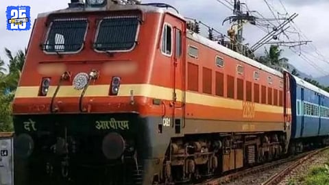Passengers crowd Kolhapur–Mumbai holiday special trains running housefull.