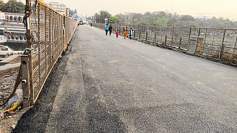 आळंदी नदीपुलावरील रस्ता डांबरीकरणाने चकाचक