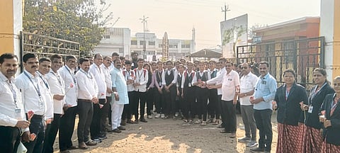 ज्ञानमंदिर हायस्कूलमध्ये
गुलाब पुष्प देऊन स्वागत