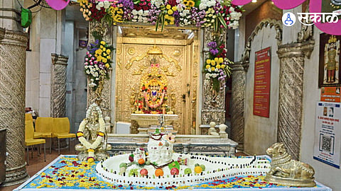 Devotees Throng Pune Temple to Witness 101 Kg Shivling Offering