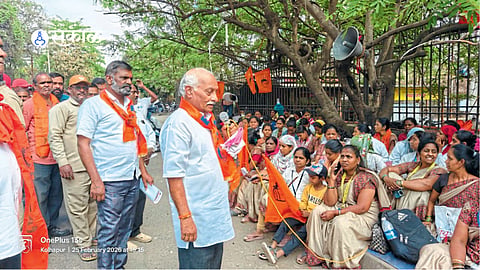 Bharatiya Mazdoor Sangh workers protesting