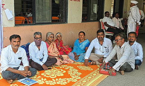 शिरूरमध्ये रस्त्यासाठी शेतकरी कुटुंबाचे उपोषण