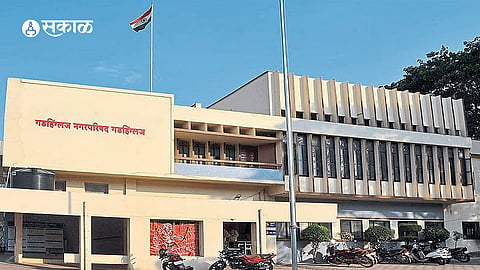 Kolhapur Political Clash : सत्ताधारी राष्ट्रवादी नगरसेवकांतच घमासान; सभापतींनी कागद भिरकावले, लिंगायत दफनभूमी निधी, शौचालय दुरुस्तीवरून हमरीतुमरी         