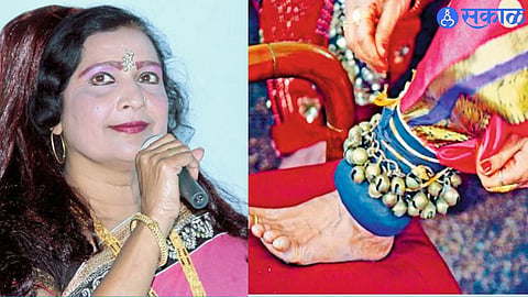 Malati Inamdar appeals to the audience during a disrupted tamasha performance.