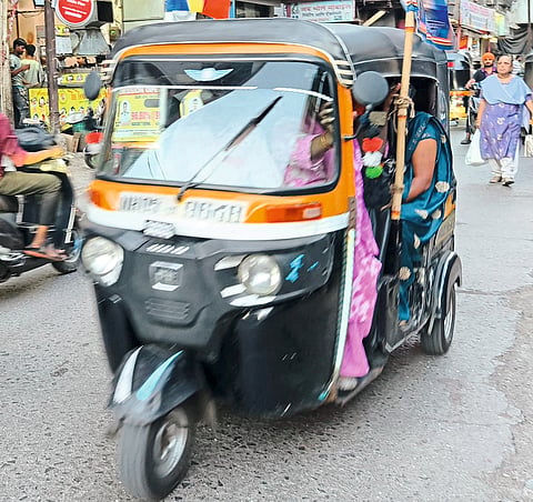 ओव्हरलोड रिक्षांचा बेधडक प्रवास