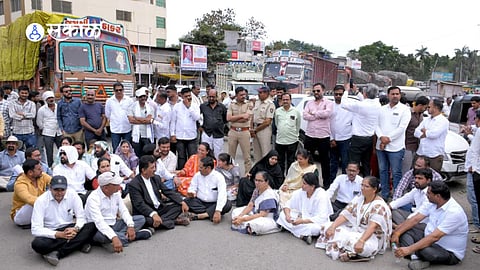 सटाणा : राष्ट्रीय महामार्ग प्राधिकरणाच्या विरोधात पालिकेसमोर असताना आंदोलन छेडताना नगराध्यक्ष हर्षदा पाटील, उपनगराध्यक्ष सुमित वाघ, नगरसेवक राहुल पाटील आदींसह वकील संघाचे पदाधिकारी. (छाया : रोशन खैरनार)