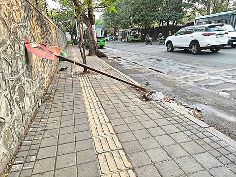 ‘नो पार्किंग’ फलक 
पदपथावर आडवा