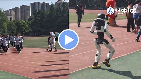  China University Robot Incident&nbsp;Humanoid Robot Hugs Student