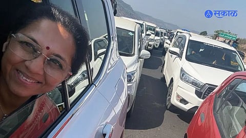 supriya sule stuck Mumbai Pune Highway traffic jam 