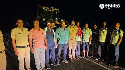 Heroic Act in Nagpur: Naib Tehsildar Nikalje Risks Life to Curb Illegal Mining