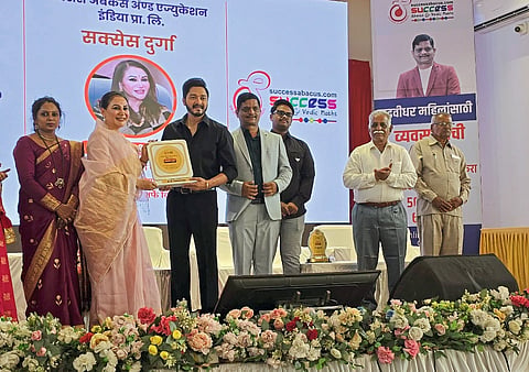 पांचगणी : महाबळेश्वरच्या शिक्षण क्षेत्रातील कर्तृत्वाला ‘सक्सेस दुर्गा पुरस्कारा’चा मान; अभिनेते श्रेयस तळपदे यांच्या हस्ते डॉ. तेजस्विनी भिलारे यांचा गौरव