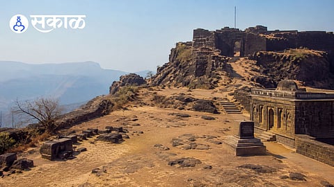 Why is Raigad Fort empty in summer?