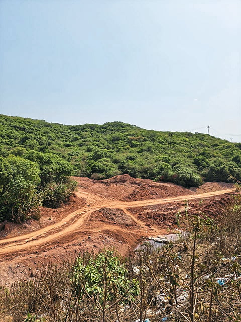 वेण्णानदीच्या पात्रात शेकडो टन मातीचा ढिगारा; पावसाळ्यापूर्वी माती न उपसल्यास शेतीसह नदीचे अस्तित्व धोक्यात!