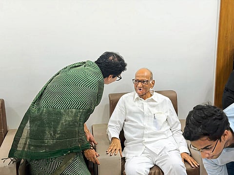 सामाजिक कार्यासाठी शरद पवार यांच्याकडून संगीता माई यांना शाब्बासकीची थाप आणि आशीर्वाद (फोटो व प्रतिक्रिया आवश्य घ्याव्या)