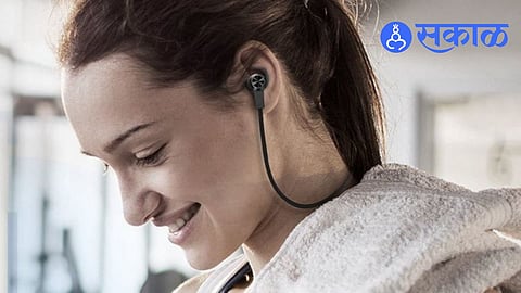 Over-Ear Headphones vs In-Ear Earbuds: Which is Safer?