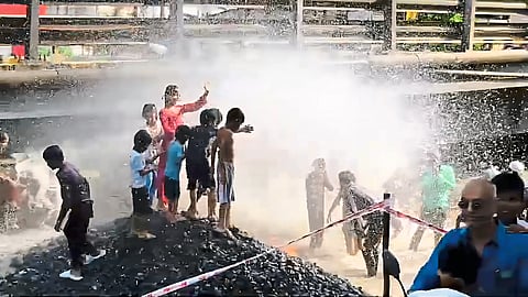 एकीकडे पाणीटंचाई, दुसरीकडे रस्त्यावर पाण्याची नासाडी