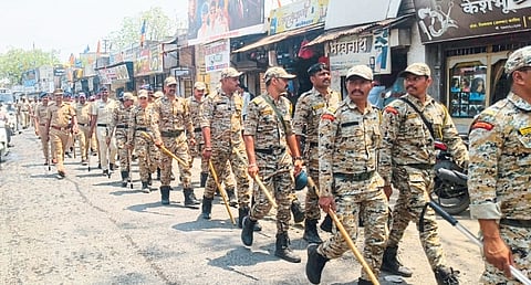 कर्जत - पोलीस दलाचे संचालन (फोटो)