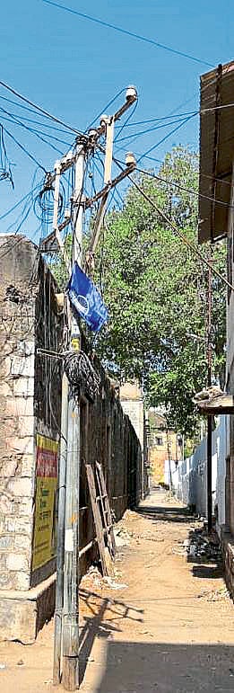 वाडिया हॉस्पीटलजवळच्या गल्लीतील जुने विद्युत खांब काढावेत- पाटील