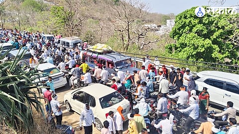Spiritual Surge: Thousands Flock to Kailas Tekdi on Darsha Amavasya